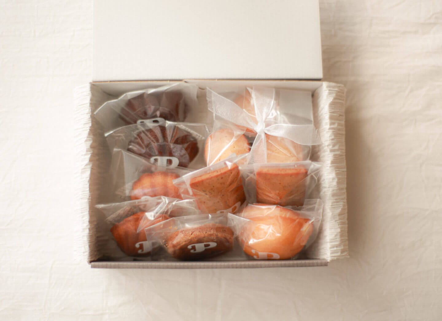 マドレーヌと焼き菓子ギフトボックスM / Madeleine and Baked Sweets Gift Box [M]